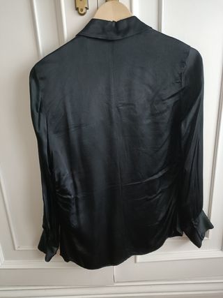 Camisa Zara negra satinada talla S