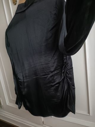 Camisa Zara negra satinada talla S