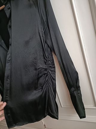 Camisa Zara negra satinada talla S