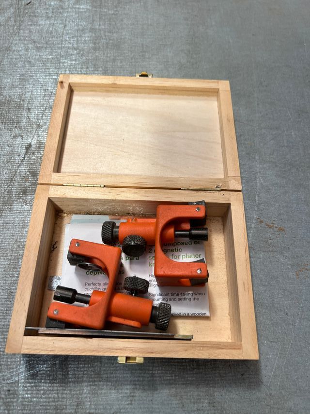 Colocador cuchillas magnéticas