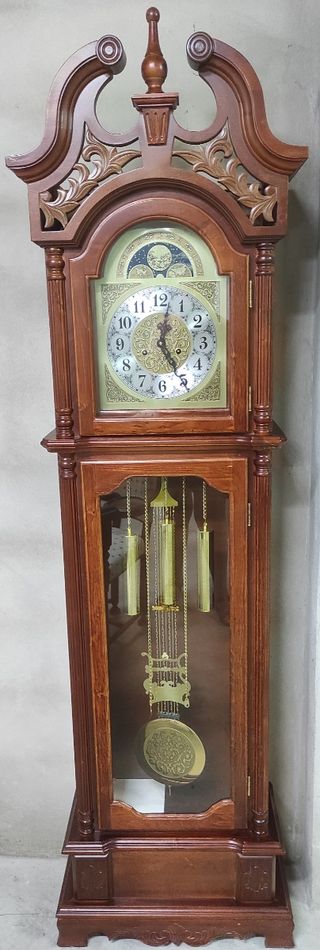 Reloj de pie antiguo de madera