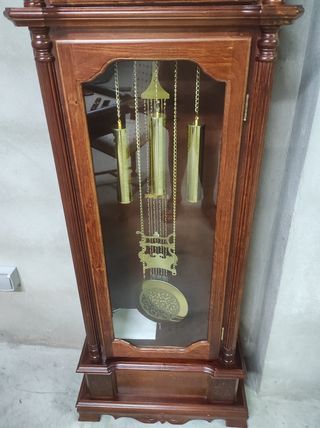 Reloj de pie antiguo de madera