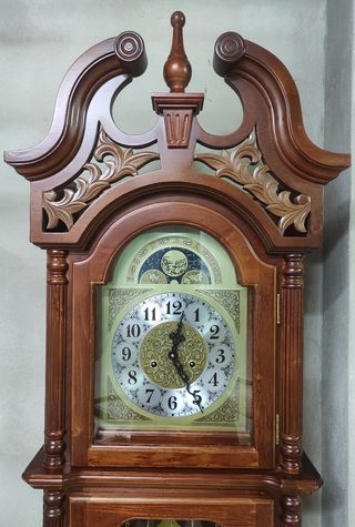 Reloj de pie antiguo de madera