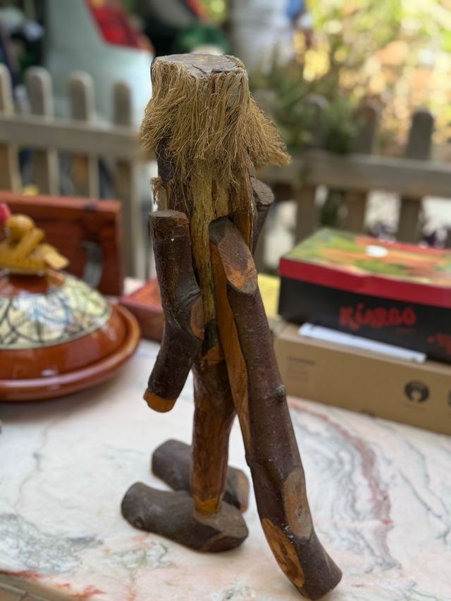 Figura Artesanal de Madera