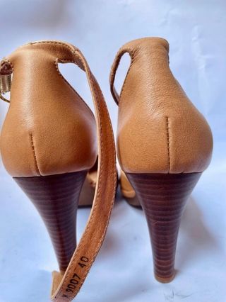 Tacones beige WONDERS