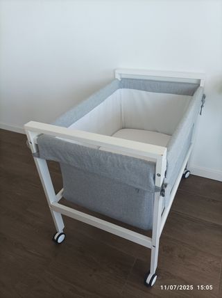 Minicuna blanca con ruedas CAMBRASS