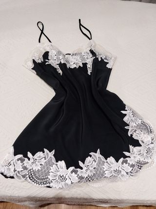Camisón negro de seda y encaje , firma .