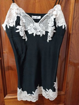 Camisón negro de seda y encaje , firma .