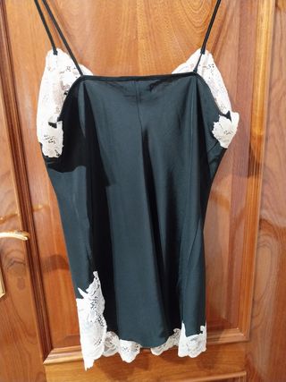 Camisón negro de seda y encaje , firma .