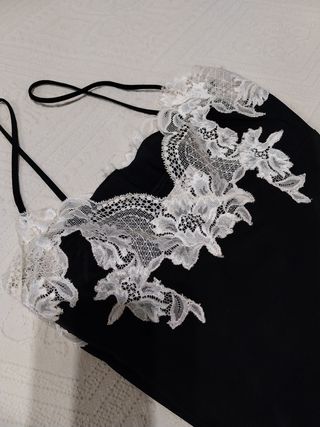 Camisón negro de seda y encaje , firma .