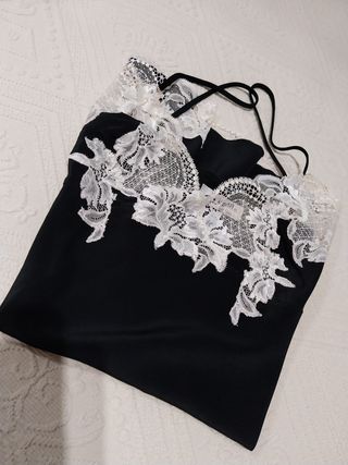 Camisón negro de seda y encaje , firma .