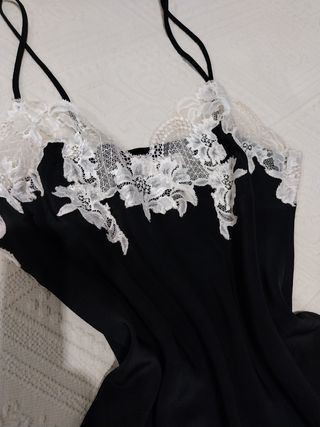 Camisón negro de seda y encaje , firma .
