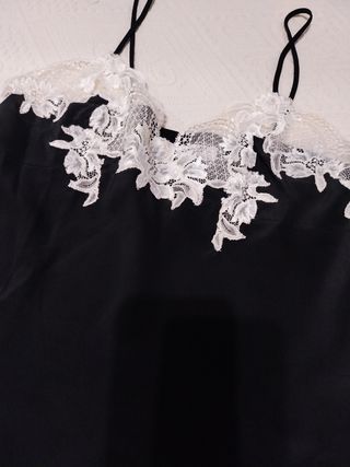 Camisón negro de seda y encaje , firma .