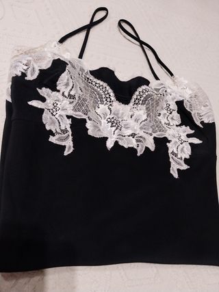 Camisón negro de seda y encaje , firma .