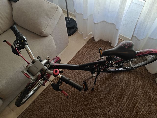 Espectacular Bicicleta infantil negra y rosa