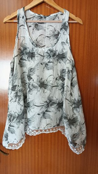 Blusa blanca y gris sin mangas