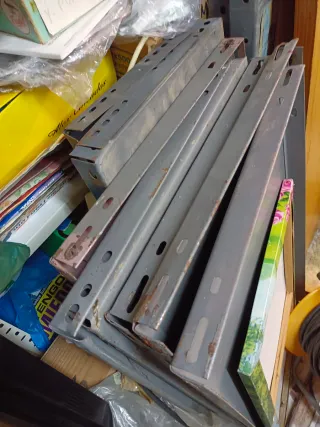 Estantería metálica gris