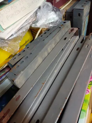 Estantería metálica gris