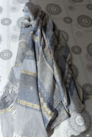 Pañuelo foulard azul, gris y dorado