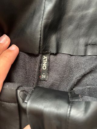 Shorts negros de cuero