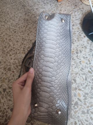 Bolso beige y gris efecto piel serpiente