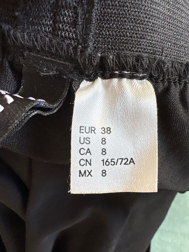 Falda midi negra con trasparencia