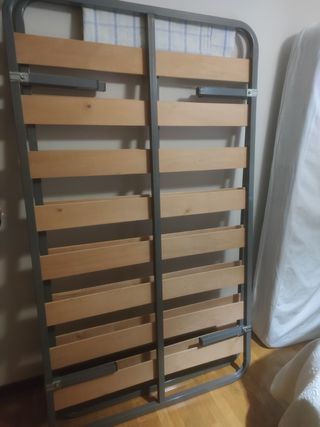 Somier cama metal-madera con patas.