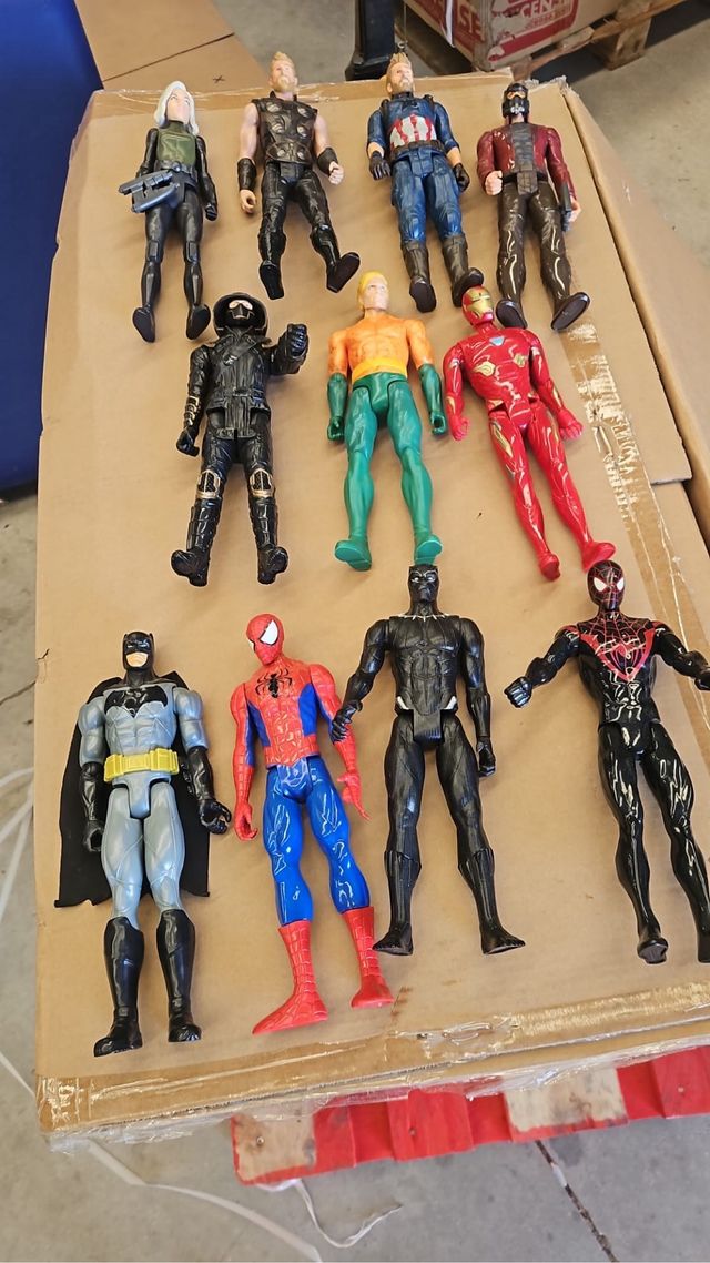 12 Figuras Marvel y DC