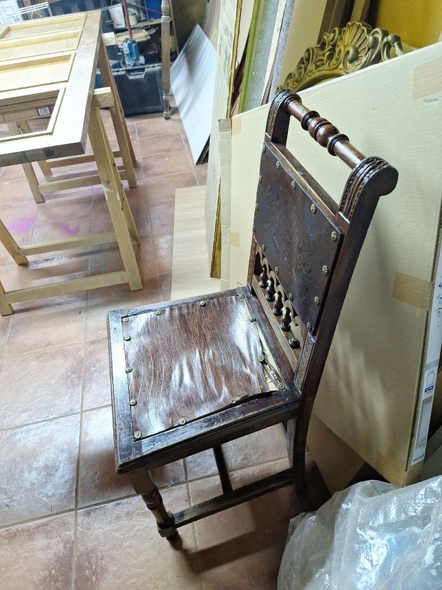 Silla antigua de madera y cuero