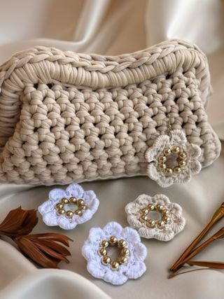 Borsa clutch uncinetto beige e bianca