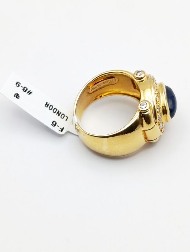 Anillo de Oro de 18k con zafiro y brillantes.