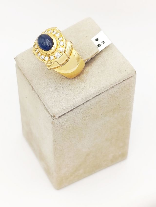 Anillo de Oro de 18k con zafiro y brillantes.