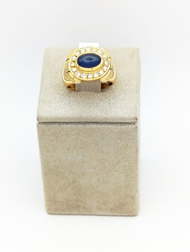 Anillo de Oro de 18k con zafiro y brillantes.