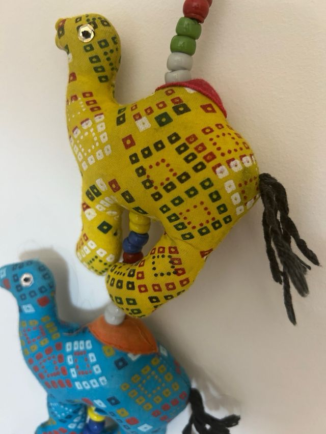 Guirnalda de camellos multicolor