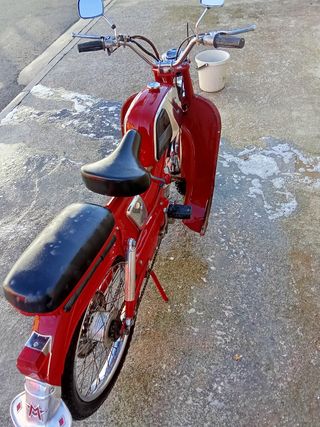 Mobylette Campera SP95 roja. Matriculada y seguro