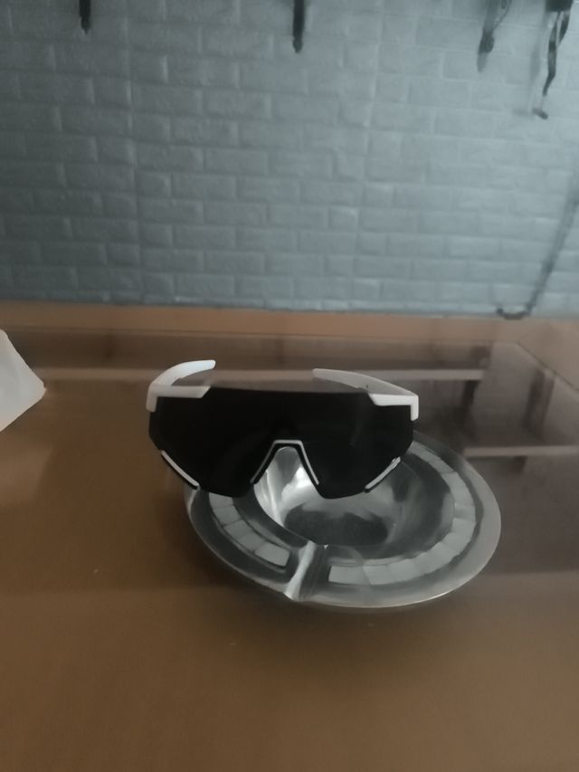 Gafas sol deportivas blancas y negras