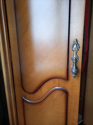 Armario antiguo de madera