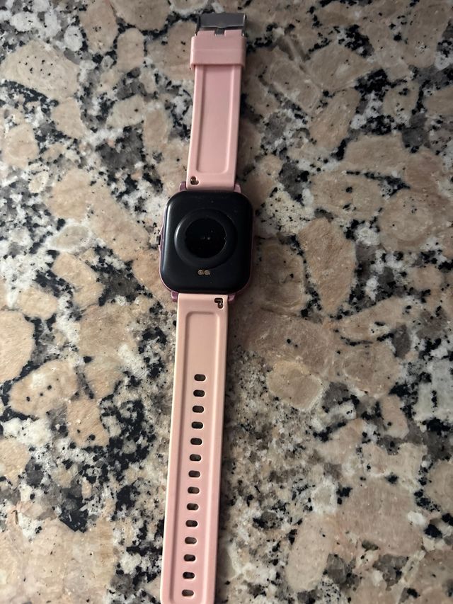 Smartwatch rosa marca sami con cargador incluido