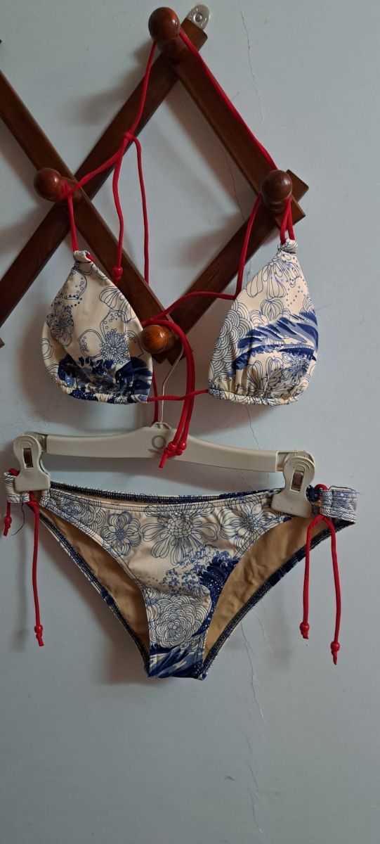Bikini Triumph blu e bianco