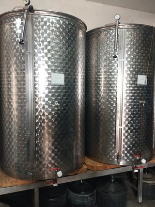 Depósitos y maquinaria para vino