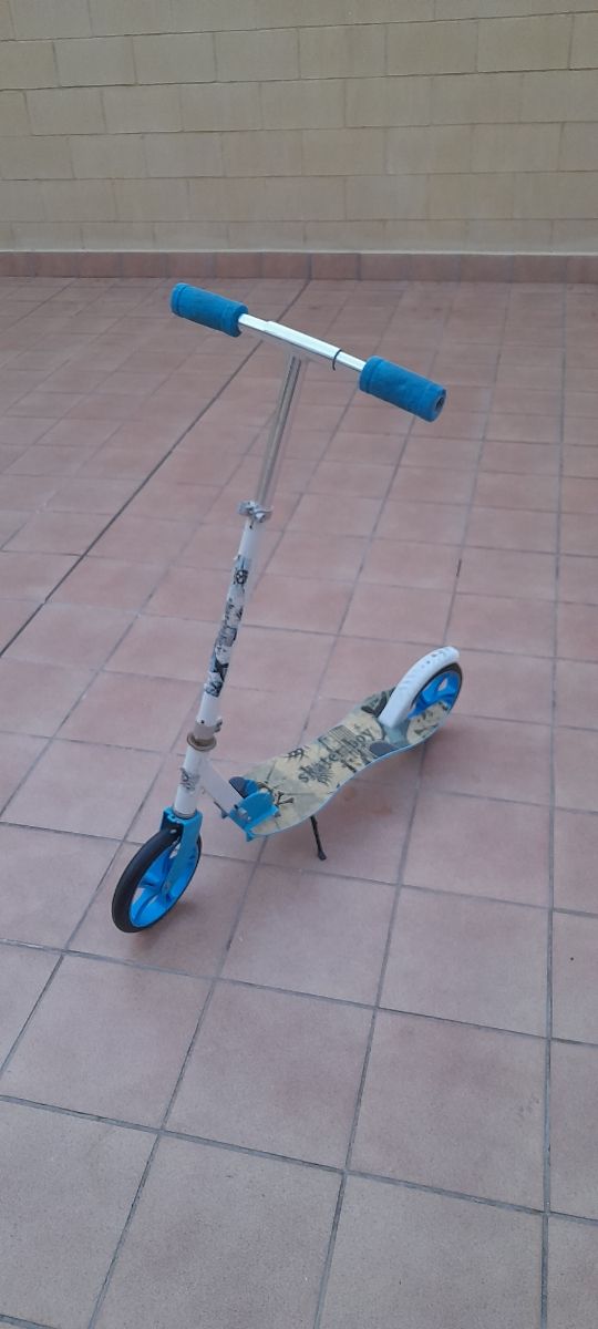 Patinete infantil blanco y azul