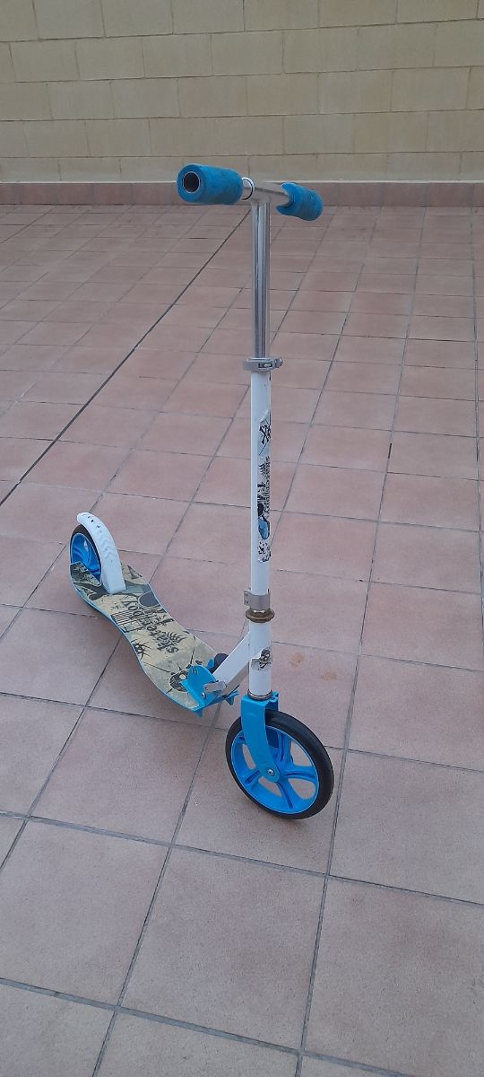 Patinete infantil blanco y azul