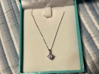 Colgante de oro blanco con diamante. 
