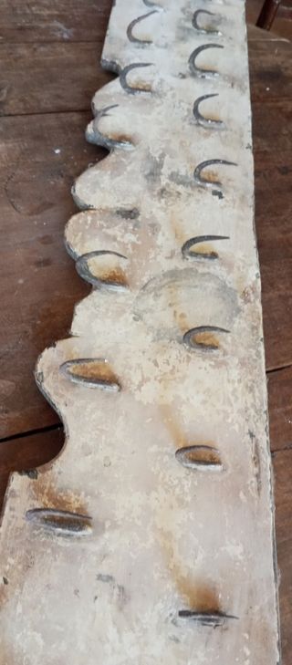Clavera antigua de madera con ganchos