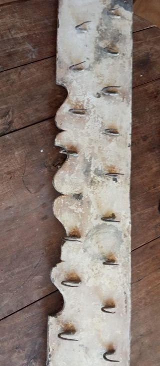 Clavera antigua de madera con ganchos