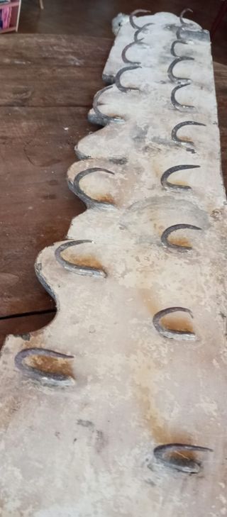 Clavera antigua de madera con ganchos