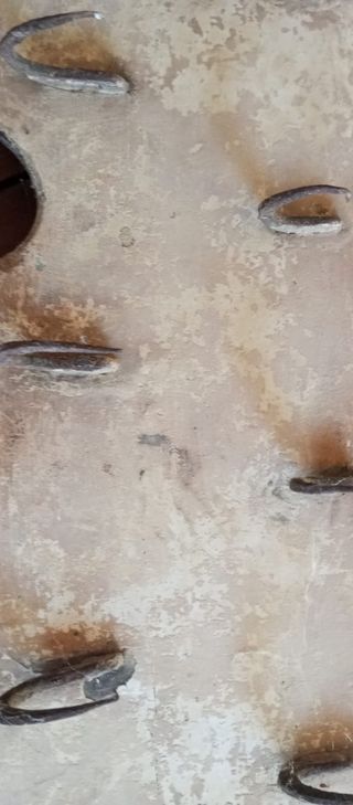 Clavera antigua de madera con ganchos