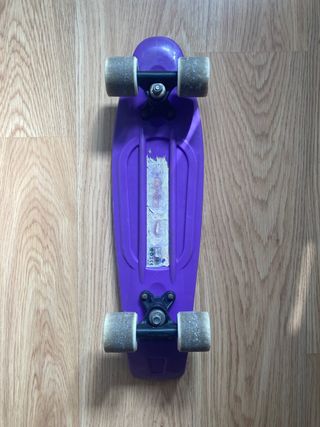 Monopatín morado infantil
