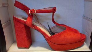 Zapatos tacón rojo. Nuevos. Talla 41 (equivale 40)