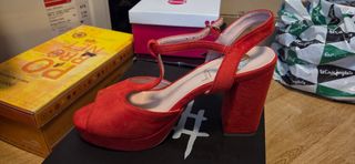 Zapatos tacón rojo. Nuevos. Talla 41 (equivale 40)